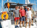 Skipper Wolf Knipfer, 75 (rotes Shirt), mit zahlenden Gästen