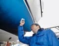 L'expert Gräfer en train d'examiner une coque pour détecter d'éventuels dommages dus à l'osmose