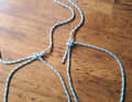 Tie your own rescue loop: three bowlines, one of them double, which is hooked into the spi halyard. One loop goes around the upper body, one around the legs at knee height - and the rescue loop is complete