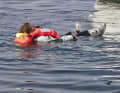 So soll es sein: Die Weste löst aus und dreht die Person im Wasser auf den Rücken.