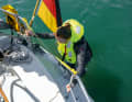 Ist das Crewmitglied noch in der Lage, aus eigener Kraft an Deck zu klettern, ist die Badeleiter die einfachste Option. Mit der Leine den Verunglückten zum Heck leiten. In schwerer See kann ein stampfendes Heck allerdings gefährlich werden