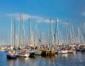 Se coucher dans un paquet est une pratique courante en haute saison. Il existe également d'autres moyens de se faire une place dans un port bondé.