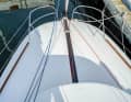 The extendable carbon bowsprit is positioned openly in a trough. Its lines minimise the slip resistance on the foredeck