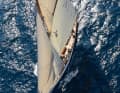 Die üppige Segelgarderobe geht auf die seinerzeit neue Formel des Royal Ocean Racing Club zurück.
