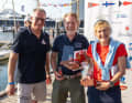 Le président du LYC, Lutz Kleinfeldt (à gauche), a remis les trophées de la victoire à Lena Having et Eivind Boymo-Malm, les navigateurs les plus rapides de la course d'endurance.