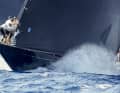 Der Bug von "Svea" aus der J-Class-Flotte pflügt durch die Wellen
