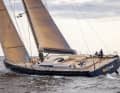 Avec ses 39 mètres de long, le Swan 128 est le plus grand yacht de la ligne Maxi qui compte quatre modèles. Grâce à son foc auto-vireur et à ses winchs capricieux pour les écoutes de grand-voile et d'avant, il peut être navigué confortablement même avec un équipage réduit. La ligne Maxi est laminée en Finlande.
