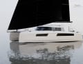 Clear edges. The pronounced chine in the hull ensures a slim waterline while the hulls remain voluminous.
