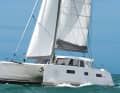 Nautitech 40 Open: etwas kleiner als die Konkurrenz, dazu auch relativ leichter. Es gibt zwei Steuerstände achtern auf den Rümpfen. Stark unter Segeln