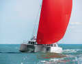 Fast on the road. In windy conditions, the Tri shows its strengths on all courses. The continuous window strip in the cabin superstructure is visually striking