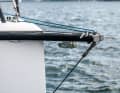 Den Bugspriet aus Carbon kann man in zwei Längen bestellen. Der kurze Rüssel wie beim Testschiff gehört zur Standardausstattung. Eine Ankerrolle ist integriert