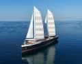 Le bateau est navigué avec deux gréements rotatifs de 90 mètres de haut.