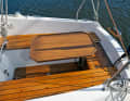 Table and basket: The saloon table can be mounted in the cockpit. Some boats have a pushpit
