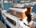 Above or below: The lifting roof can be set up in just a few seconds. The cotton fabric used swells when it rains, but does not let any water into the boat. The windows with mosquito net inserts and the companionway can be closed