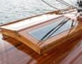 Wunderschön gearbeitetes Skylight auf dem Aufbau. „Neptun“ hat ein durchgehendes Kabinendach, dadurch gibt es auch mehr Fenster