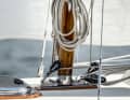 Sur le pont du "Swansjön", le bois laqué, le chrome et l'acier inoxydable brillent.