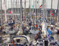 Helgoländer Hafen: Zur Nordseewoche ist das Becken von den zahlreichen Teilnehmeryachten belegt. Tagsüber segeln die Besatzungen rund um den roten Felsen, am Abend wird ausgelassen gefeiert
