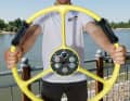 Beim Fototermin mit dem symbolträchtigen SailGP-Steuer: Erik Heil steuert das deutsche F50-Geschoss