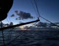 Gestern zeigte sich der Nordatlantik, der die Solo-Skipper bisher mit seinem vermaledeiten Wetter gefordert und gequält hatte, mal von seiner besseren Seite