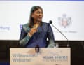 I. E. Aishath Shaan Shakir, die Botschafterin von den Malediven, hielt ebenfalls eine Rede und machte auf die Gefahr für ihr Land durch den Klimawandel aufmerksam