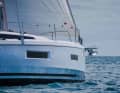 Les bords d'attaque s'étendent sur toute la longueur du bateau et sont particulièrement prononcés à l'avant. Typique des constructions de Marc Lombard