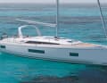 Sporty, modern lines: Flat cabin superstructure, bevelled deck edge, pronounced chine edges and a strongly drawn-in waterline aft.