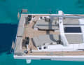 The tables in the saloon can be lowered. This means that spacious sun loungers can be set up on both sides.