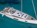 The mast is comparatively far aft. This enables a self-tacking jib as standard with a reasonably large sail area. The overlapping genoa is available as an option.