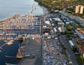Les bateaux de Kiel dans le port, les dériveurs dans leurs parcs attribués à terre, sans oublier le boulevard festif et les bâtiments typiques : le centre olympique de Kiel-Schilksee en mode "Kieler Woche".