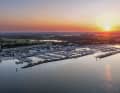Elle voit le centre olympique de Schilksee d'en haut.