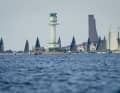 Hinter dem Leuchtturm Friedrichsort zogen die Yachten beim Silbernen Band nach dem Start in der Innenförde an Kitesurfern vor Laboe vorbei in die Nacht auf See