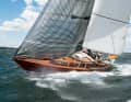 Bien entretenu. Visuellement, le monotone a toujours été au top. Avec une nouvelle épine dorsale et une nouvelle quille, le bateau navigue aussi bien qu'il en a l'air.