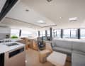 Les grandes fenêtres apportent lumière et transparence dans le salon bien ventilé. À la table de navigation et au poste de pilotage intérieur, la vue panoramique est phénoménale.