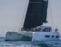 Forte identité de la marque. La forme de la structure de la cabine est typique des catamarans Outremer