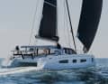Wie ein tiefergelegter Sportwagen. Der Outremer 52 ist vergleichsweise breit, der Freibord bleibt aber nur gemäßigt hoch