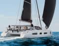 La costruzione dell'Outremer non è così alta come di solito accade nei catamarani da crociera. Il boma rimane vicino al tetto della cabina