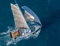 Un engagement clair et net : La construction est inconditionnellement conçue pour un volume maximal. La vue à vol d'oiseau met en évidence l'avant corpulent du bateau.