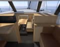 Das Pilothouse mit Windschutzscheibe bietet freie Sicht für die Mannschaft nach vorne und in die Segel.