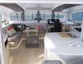 Die Küche am hinteren Kajütschott koppelt funktional den Salon mit dem Außencockpit. Die Navigation ist vorne an die breite Fensterfront gebaut.