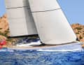 345 mètres carrés de surface de voile sur un mât s'élevant à 37 mètres dans le ciel assurent une bonne performance de navigation.