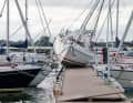 Eine Yacht im Hafen von Maasholm wurde bei der Sturmflut auf den Steg gespült.