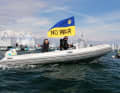 Here, too, the flag is present on board the coach boat