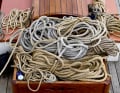 Tauwerk: Überall sind Leinen für die Decksarbeit zur Hand. Die wie Naturfasern anmutenden Seile sind von modernster Machart