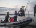 Comme le veut la tradition, le directeur de course Jan Büttner a remis une caisse de bière au bateau le plus rapide après avoir franchi la ligne d'arrivée.