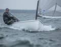 André Budzien du Schweriner Yacht Club est en tête de la flotte des Finns.