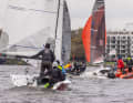 Mit Gennaker gesegelt, forderten die Kielskiffs den Crews schnelles Lernen im Handling ab.