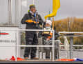 HSC-Wettfahrtleiterin Tina Buch mit Jule Lorenz und ihrem Team auf dem Startschiff – zwei von vielen ehrenamtlichen Helfern, die das Meisterwochenende für die Segler zum Gipfelvergnügen machten.