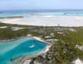 Le mouillage de Pipe Cay peut accueillir un yacht. À marée basse, un grand banc de sable est visible