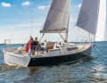 Pointer 30: Die Neuentwicklung aus Holland lässt sich für Tagestrips ebenso nutzen wie fürs Fahrtensegeln, dann am besten nur zu zweit oder dritt, denn die Koje im Vorschiff geriet arg schmal. Dank ihrer geringen Verdrängung zeigt sich die Pointer 30 sehr lebendig. Das zeitlose Design wirkt nicht aufregend, aber stimmig. Als Hilfsantrieb können Eigner zwischen Einbaudiesel oder E-Pod wählen. Die Kosten sind im Basis­preis nicht enthalten; komplett kommt das Boot auf 180.000 Euro. Rumpflänge 9,20 m; Breite 2,90 m; Tiefgang 1,25 m; Gewicht 2,4 t;  Segelfläche 46 m2; STZ 5,1; Preis 154.900 Euro