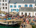 Wie in Port-Haliguen/Bretagne finden sich überall rasch Zuhörer ein, sobald die Musik erklingt
